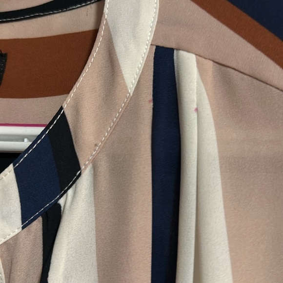 Le Chateau Blouse - Picture 3 of 4